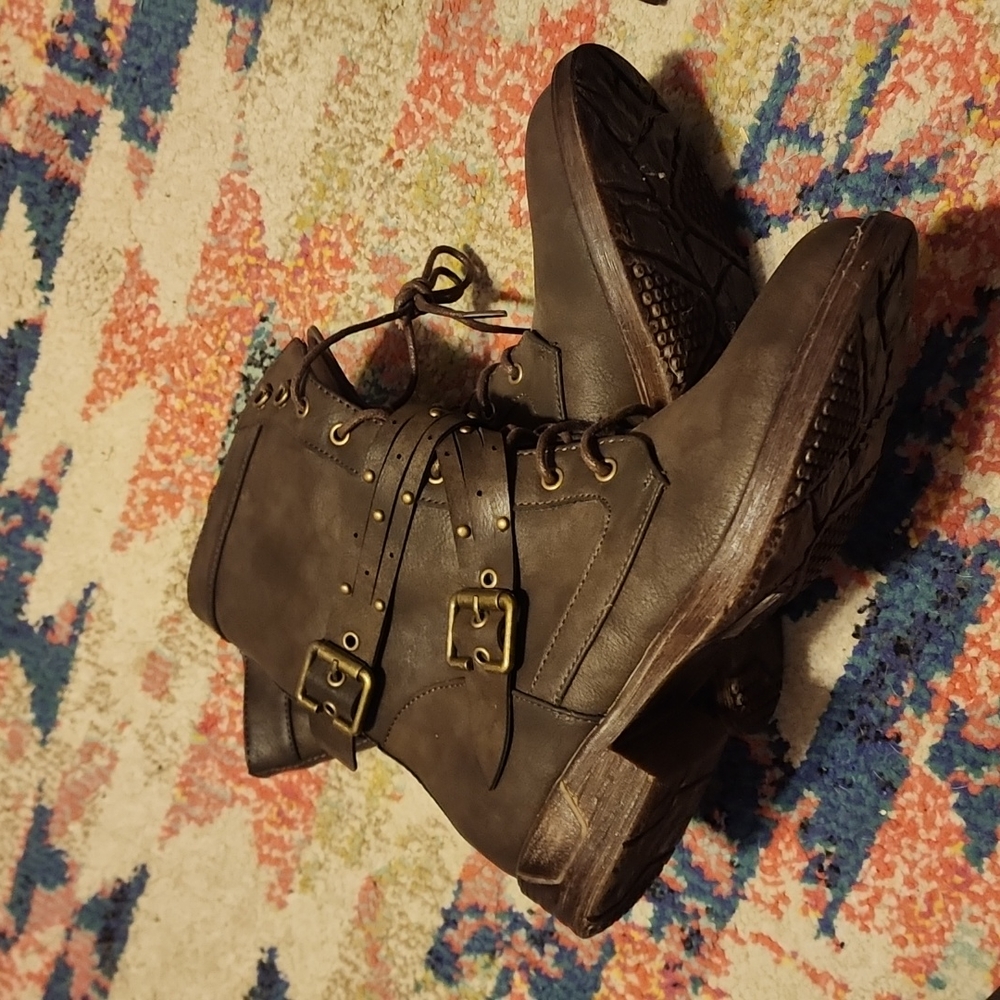 Vegan side zip boots